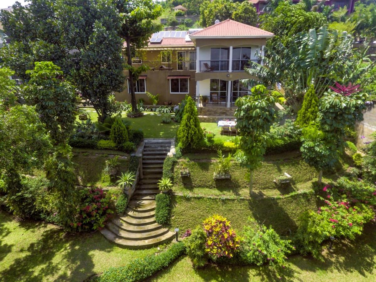 Ewange - A Casa Mia Bed & Breakfast Кампала Екстериор снимка